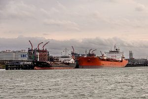 Seeschiffe im Hafen von Rotterdam.