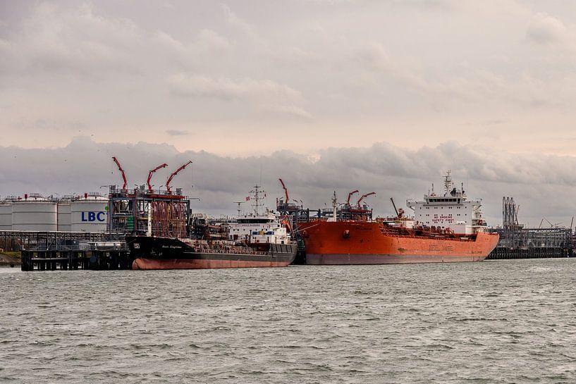 Navires de mer dans le port de Rotterdam. par Janny Beimers