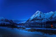 Avond met weerspiegelijng van sneeuw en bergen in het fjord. van Erwin Floor thumbnail