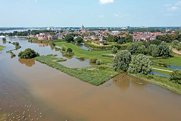 Luftaufnahme der Stadt Woudrichem am Fluss Merwede in der Neth von Eye on You