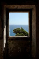 Blick auf das Meer aus einem verlassenen Haus