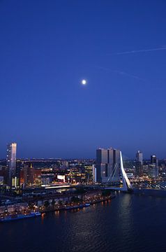 Rotterdam bij Maanlicht van Marcel van Duinen