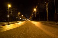 Een lege stille straat tijdens de nacht in Schiedam, Nederland. Urban landscape. van N. Rotteveel thumbnail
