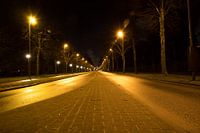 Een lege stille straat tijdens de nacht in Schiedam, Nederland. Urban landscape.