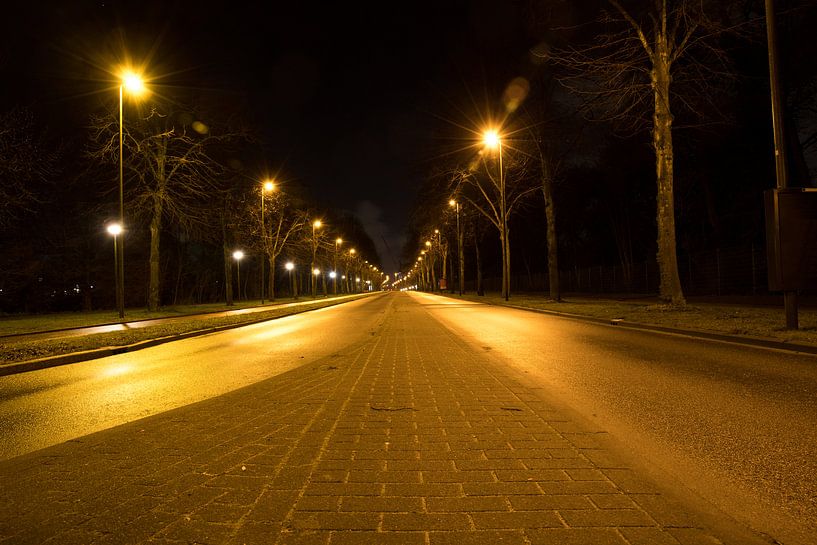 Een lege stille straat tijdens de nacht in Schiedam, Nederland. Urban landscape. van N. Rotteveel