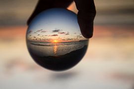 zonsondergang door een lens ball by Annelies Cranendonk