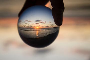 zonsondergang door een lens ball von Annelies Cranendonk