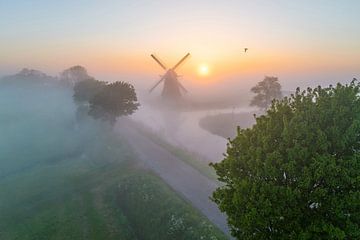 Moulin de Crimson au lever du soleil sur Droninger