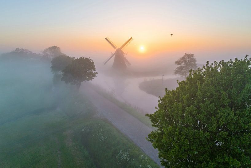 Krimstermolen bij Zonsopkomst van Droninger