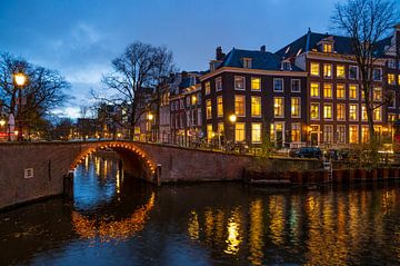 Amsterdam verlichte brug aan de Herengracht in de winter