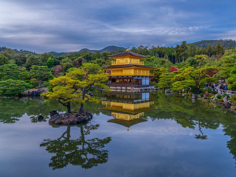Kinkaku-ji à Kyoto - sérénité dorée au bord de l'eau par Teun Ruijters