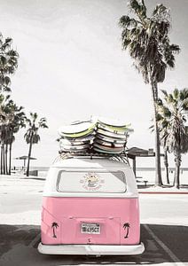 Roze busje met surfplanken van David Potter