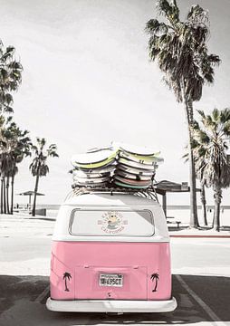 Roze busje met surfplanken