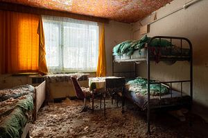 Verlassenes Schlafzimmer im Verfall.