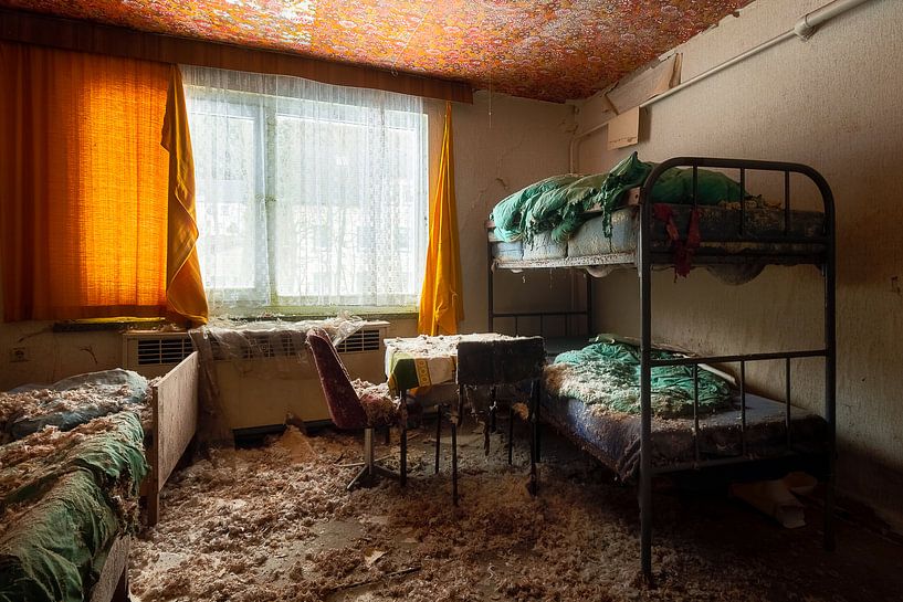 Verlaten Slaapkamer in Verval. van Roman Robroek - Foto's van Verlaten Gebouwen
