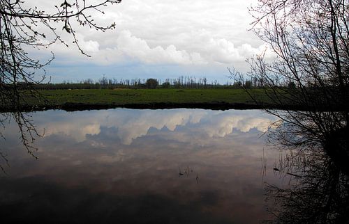 Wolken in het water.