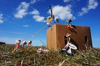 Fubby spielt mit Federn und hat Fliegenträume.