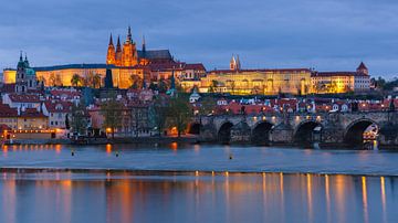 Le château de Prague et le pont Charles au coucher du soleil