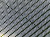 Zonnepanelen vanuit de lucht die schone duurzame elektriciteit opwekke van Sjoerd van der Wal Fotografie thumbnail