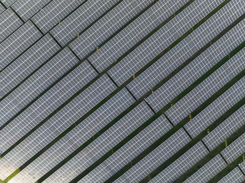 Zonnepanelen vanuit de lucht die schone duurzame elektriciteit opwekke van Sjoerd van der Wal Fotografie
