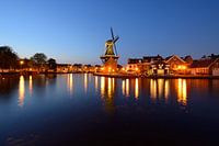 Windmühle De Adriaan an der Spaarne in Haarlem am Abend