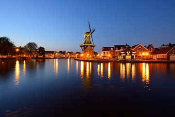 Molen De Adriaan aan het Spaarne in Haarlem in de avond