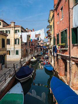 Historical buildings in the old town of Venice in Italy by Rico Ködder