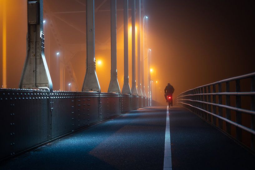 Wilhelminabrug in de mist #2 van Edwin Mooijaart