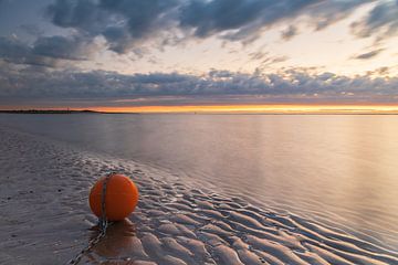 Der Strand von Nieuwvliet nach Sonnenuntergang von Meindert Marinus