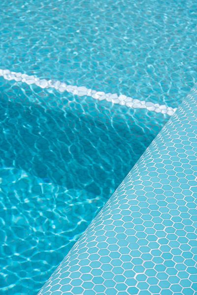 Blaues Mosaikbecken mit Linien durch die Tiefe von Jenine Blanchemanche