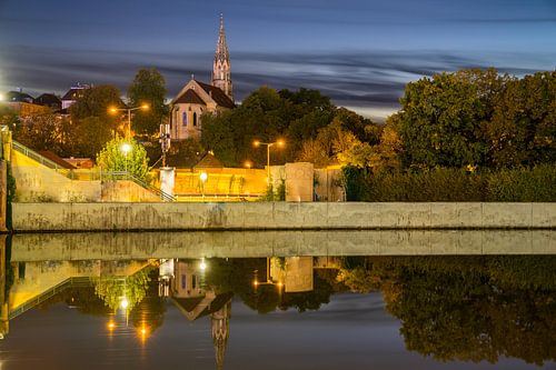 Duitsland, Stuttgart berger kerk reflecterend in stil water