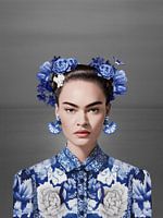 Frida in Delfter Porzellan auf grauem Horizont-Hintergrund, moderne Variante eines ikonischen 