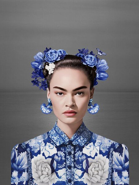 Frida in Delfts blauw op grijze horizon achtergrond, moderne variatie op iconisch portret van Mijke Konijn
