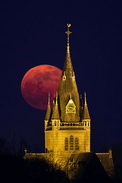 Himmlischer Mondaufgang von Koen Boelrijk Photography