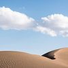 Nuages au-dessus d'une dune de sable dans le désert d'Iran. sur Photolovers reisfotografie