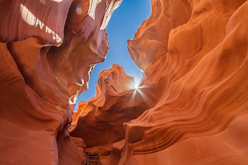 Zon schijnt in de Antelope Canyon