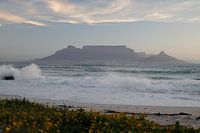 Uitzicht op Tafelberg bij Kaapstad vanaf Bloubergstrand