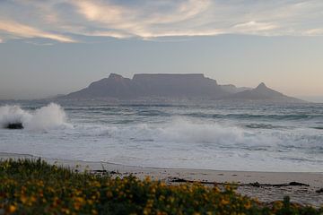 Uitzicht op Tafelberg bij Kaapstad vanaf Bloubergstrand van Marika Rentier