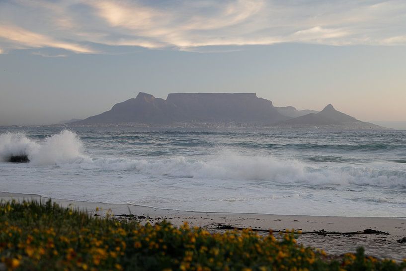 Uitzicht op Tafelberg bij Kaapstad vanaf Bloubergstrand van Marika Rentier