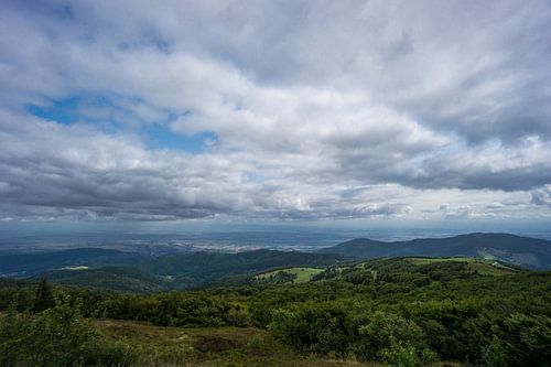 Frankrijk - Boven de woooded bergen uitzicht naar beneden in de vallei