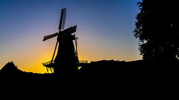 Molen in Winsum (Groningen) tijdens blue hour van Jessica Lokker