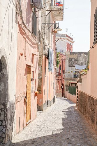 Steegje op het Eiland Procida in Pastel Kleuren - Fotografie in Italië