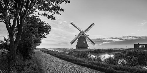 Lever de soleil au Moulin Cramoisi en noir et blanc