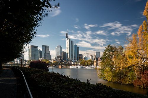 Frankfurt am Main met skyline en rivier de Main in de herfst