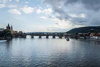 Karlsbrücke in Prag mit Sturm