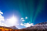 Noorderlicht bij volle maan in Ijsland