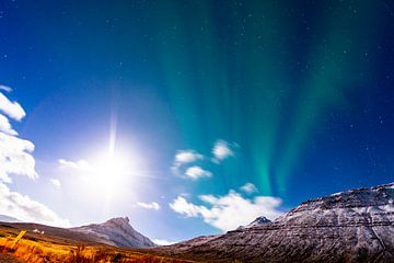 Noorderlicht bij volle maan in Ijsland van John Ozguc
