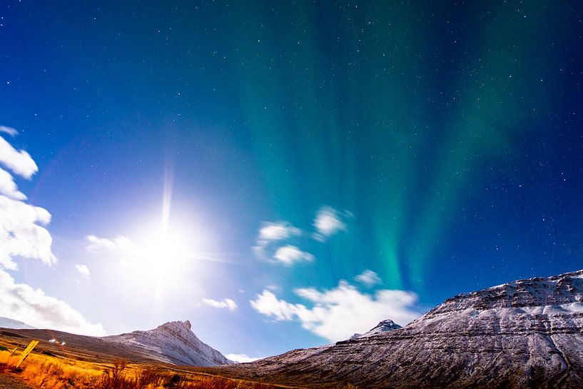 Grün-purpurne Nordlichter bei Mondschein in Island von John Ozguc