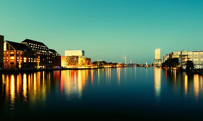 Berlin bei Nacht - Osthafen / Spree-Panorama van Alexander Voss