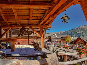 Die charakteristischen Holzhäuser des Val d'Anniviers und eine Skulpturengruppe von Holzhandsägen mi